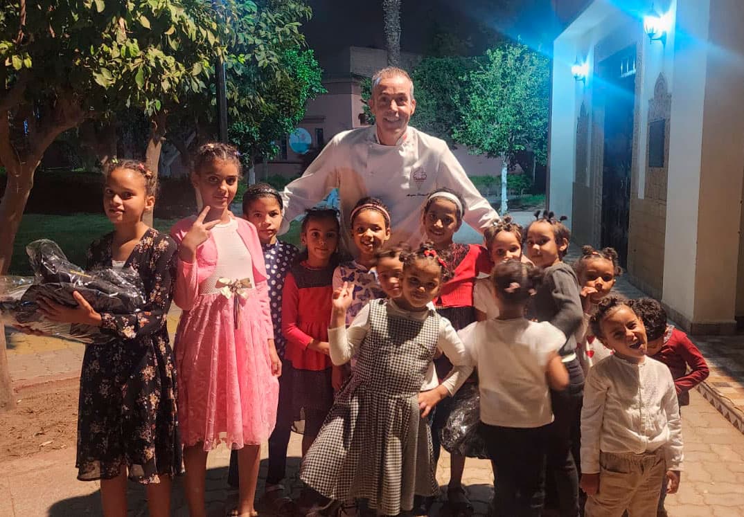 Morgan Lechâtellier entouré des enfants de l'association Dar Tifl à Marrakech